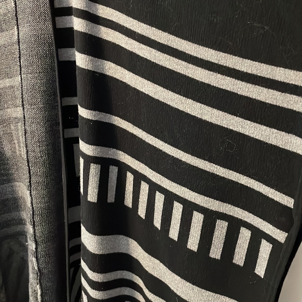 Black/gray Geometric Poncho - Picture 3 of 4